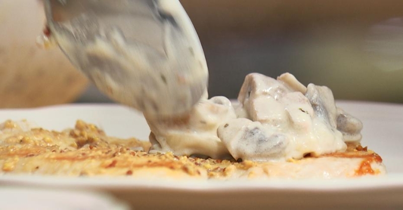 Куриная грудка с грибным соусом и салат с редисом