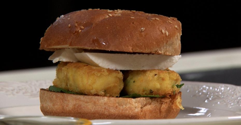 Вада пав (бургер с острой картофельной котлетой по-индийски)