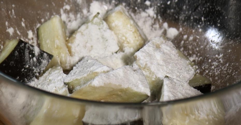 Салат тёплый с баклажаном, халуми с заправкой из наршараба