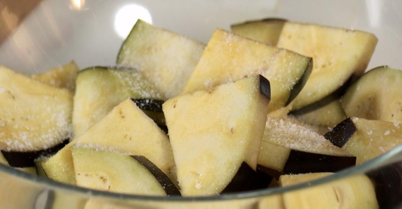 Баклажаны в темпуре с салатом