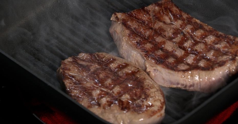 Шпажка с мини-стейком и креветкой