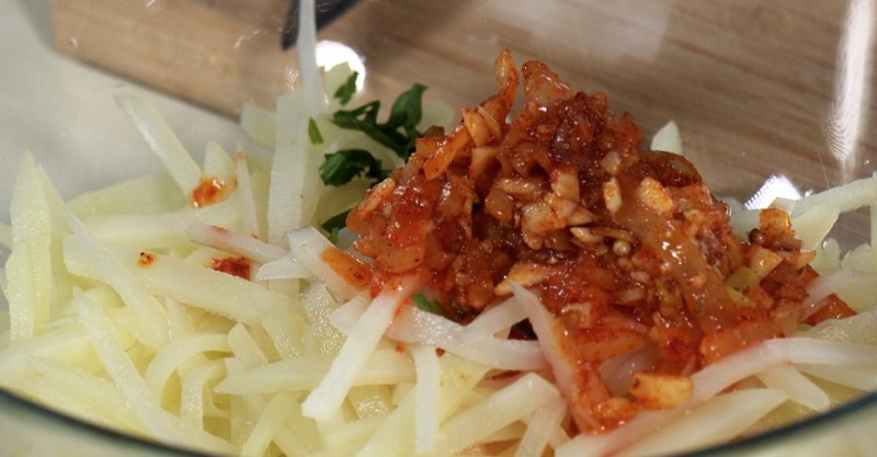 Корейский салат из полусырой картошки