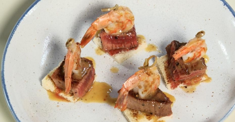 Шпажка с мини-стейком и креветкой