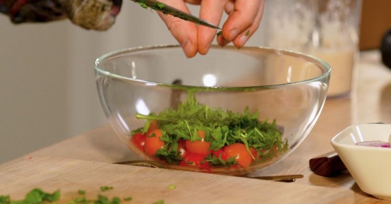 Цветной салат с черри и зеленью