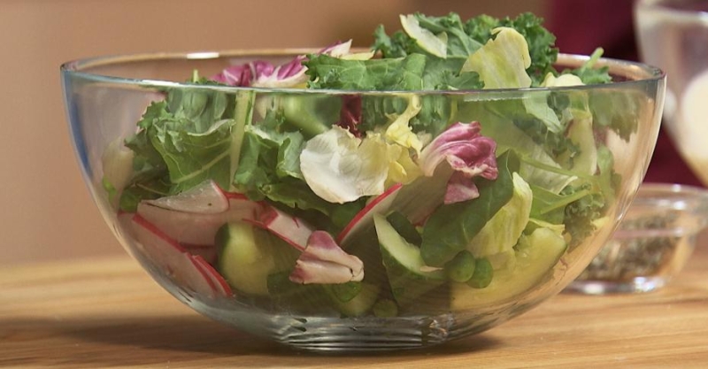 Куриная грудка с грибным соусом и салат с редисом