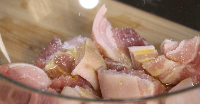 Запечённая свиная грудинка с овощами