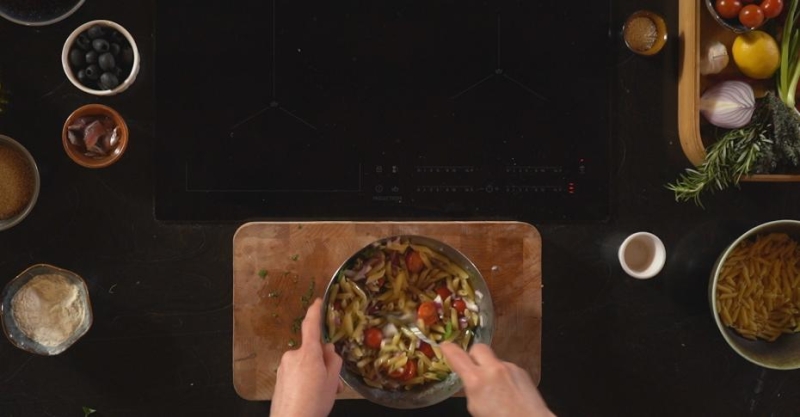 Салат с пастой и тунцом