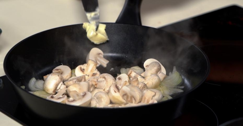 Картошка с грибами в сырном соусе