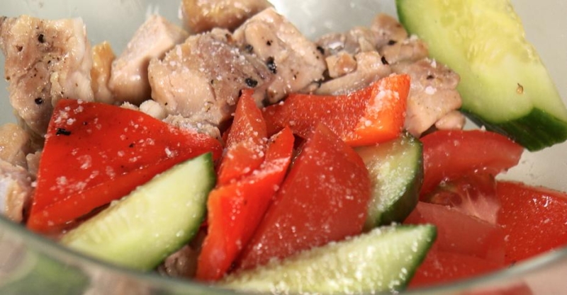 Салат с сельдереем, яблоком и курицей-гриль