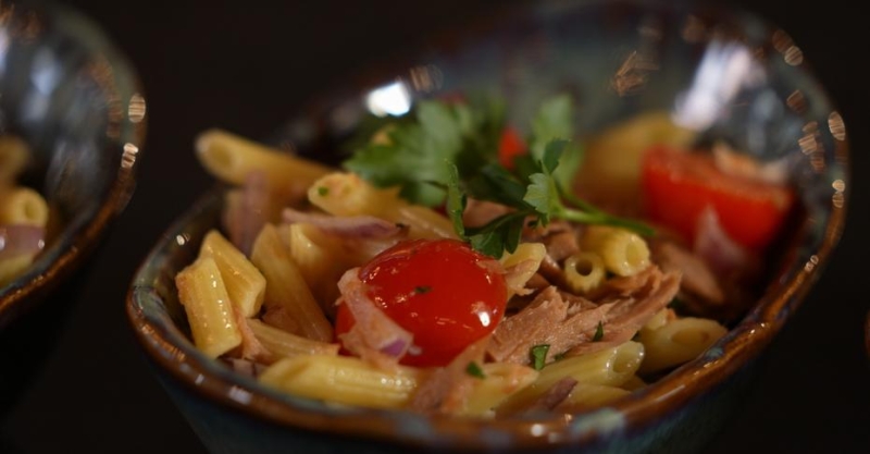 Салат с пастой и тунцом