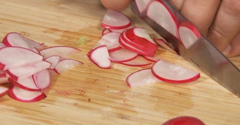 Куриная грудка с грибным соусом и салат с редисом