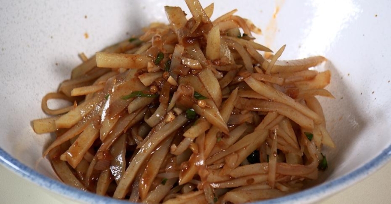 Корейский салат из полусырой картошки