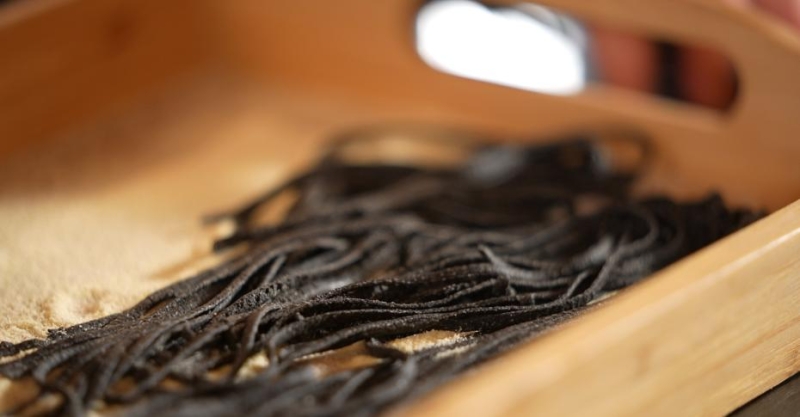 Чернильные спагетти с песто