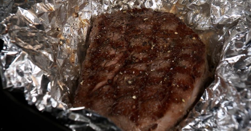 Шпажка с мини-стейком и креветкой