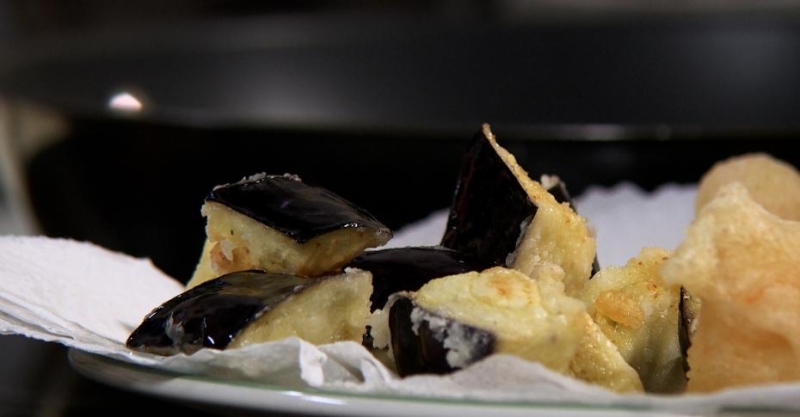 Салат тёплый с баклажаном, халуми с заправкой из наршараба