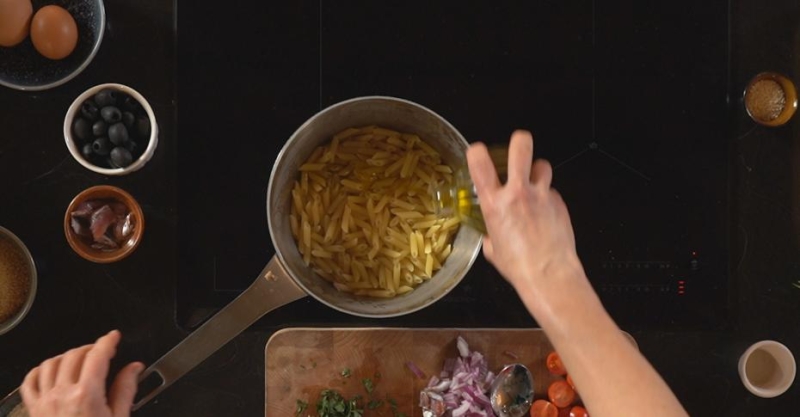 Салат с пастой и тунцом