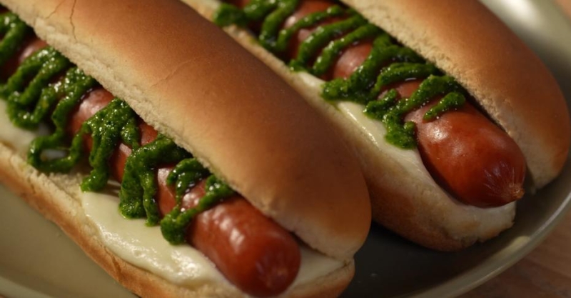 Хот-дог с песто и моцареллой