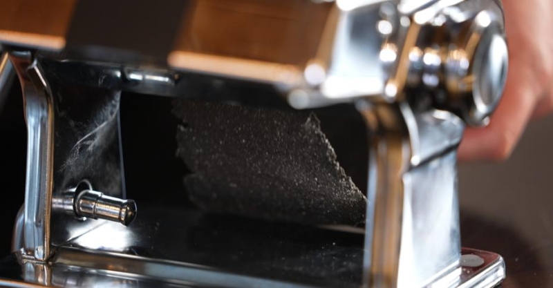 Чернильные спагетти с песто