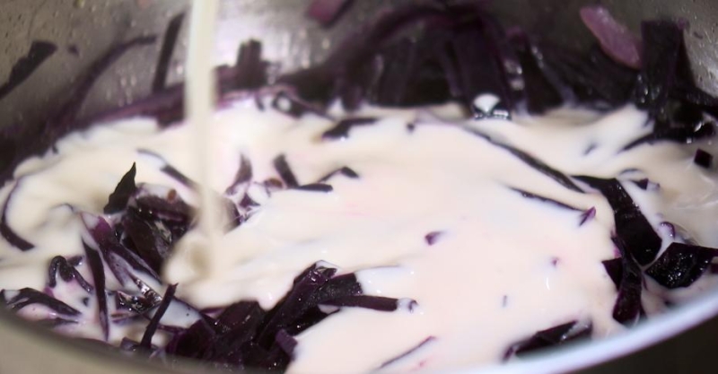 Краснокочанная капуста тушёная с ряженкой