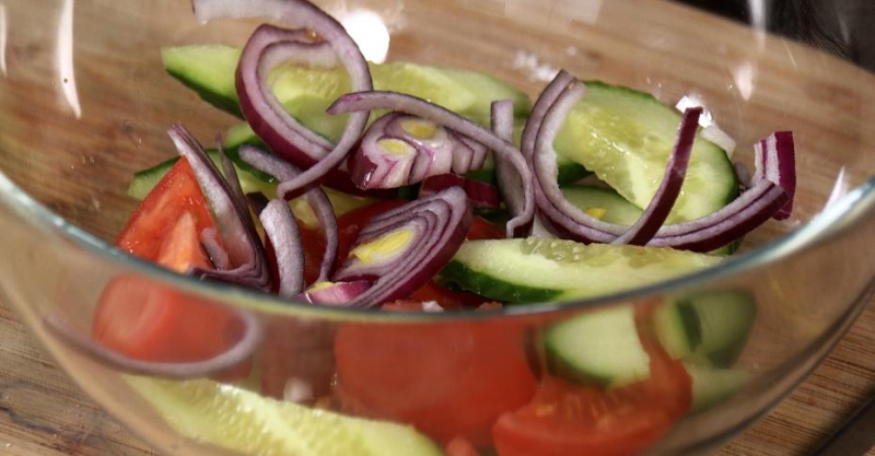 Салат с курицей и овощами с заправкой из наршараба