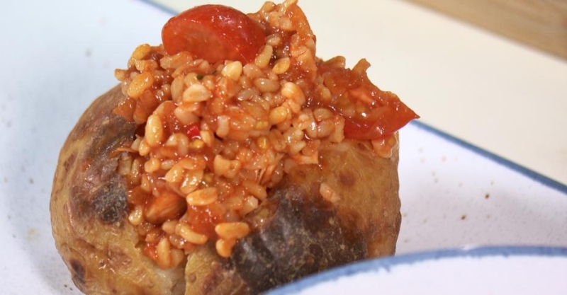 Кумпир (запеченная фаршированная картошка по-турецки)