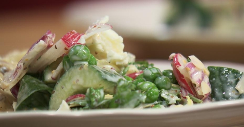 Куриная грудка с грибным соусом и салат с редисом