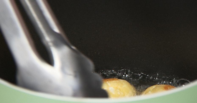 Сырные пончики и круассаны с индейкой