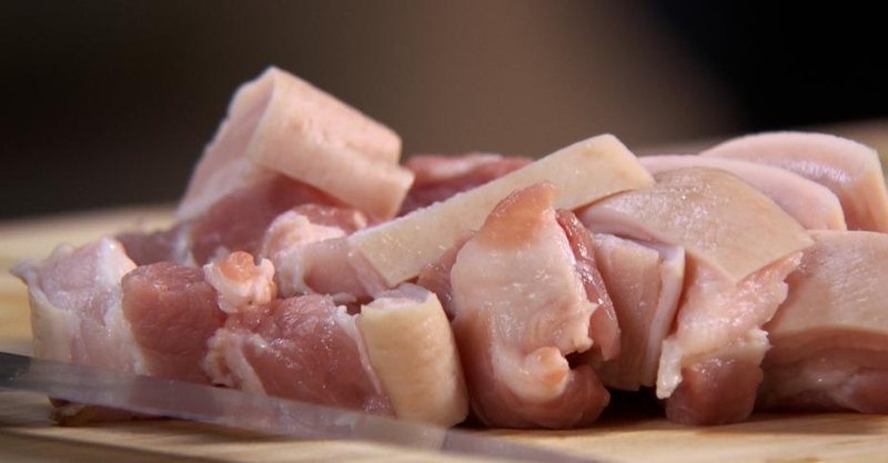 Запечённая свиная грудинка с овощами