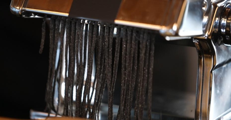 Чернильные спагетти с песто