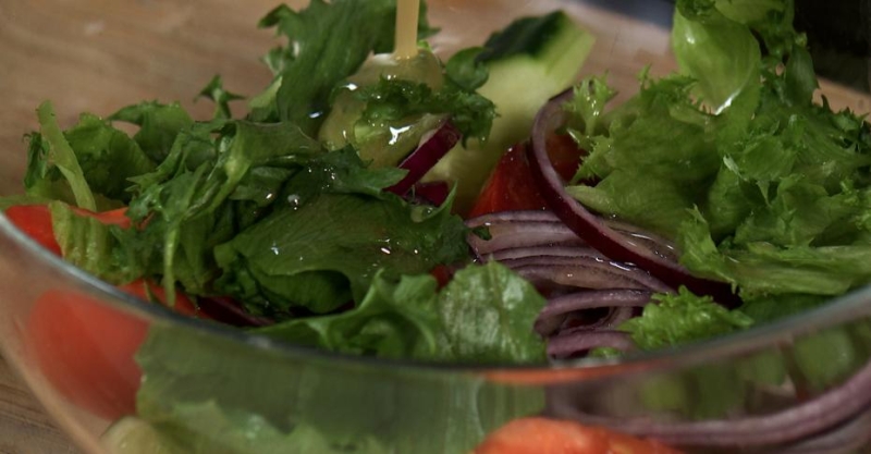 Салат тёплый с баклажаном, халуми с заправкой из наршараба