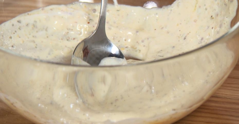 Куриная грудка с грибным соусом и салат с редисом