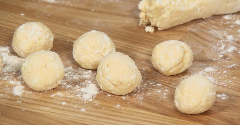 Сырные пончики и круассаны с индейкой