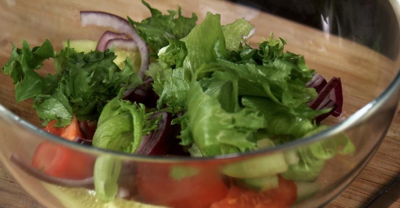 Салат тёплый с баклажаном, халуми с заправкой из наршараба