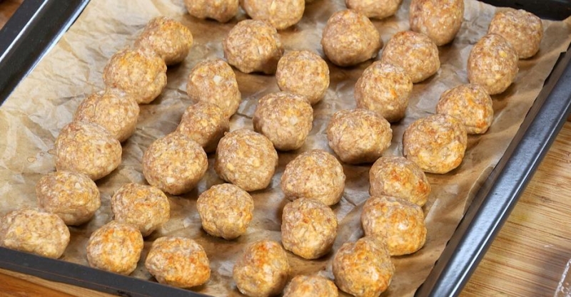 Фрикадельки с овощами со сливочным и брусничным соусами