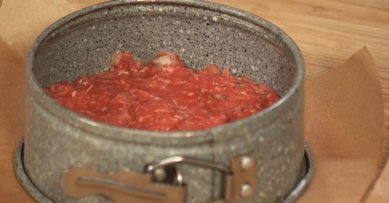 Бифштекс с жареным яйцом и салат