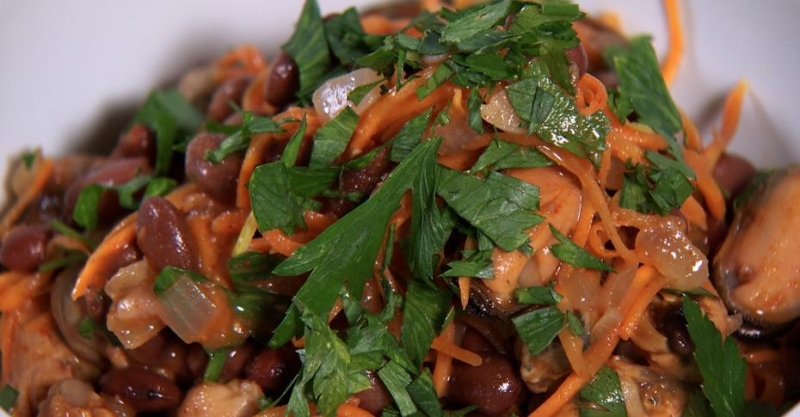 Салат с фасолью, мидиями и корейской морковью