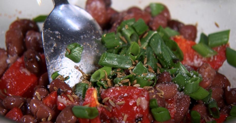 Салат с фасолью и запечённым болгарским перцем