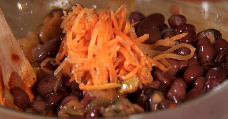 Салат с фасолью, мидиями и корейской морковью
