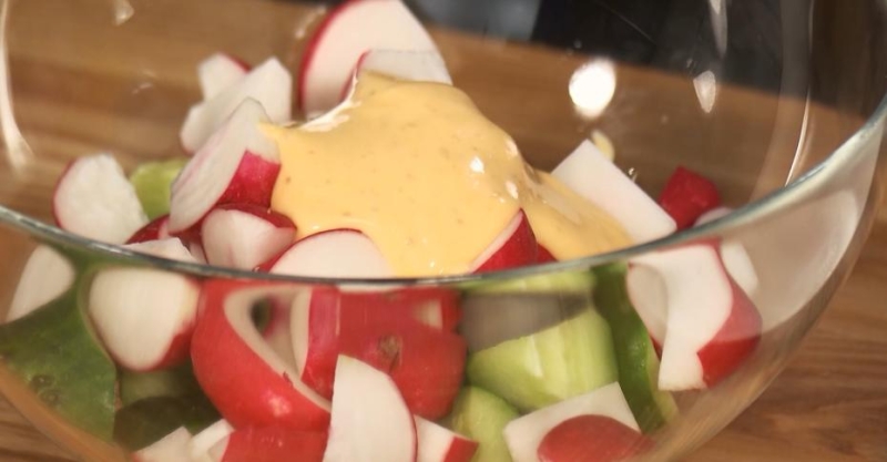 Бифштекс с жареным яйцом и салат