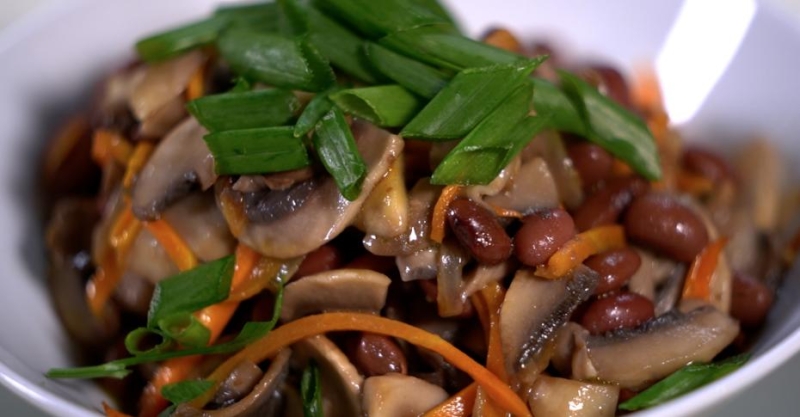 Салат с фасолью, грибами и овощами