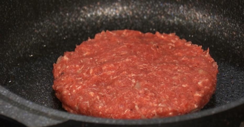 Бифштекс с жареным яйцом и салат