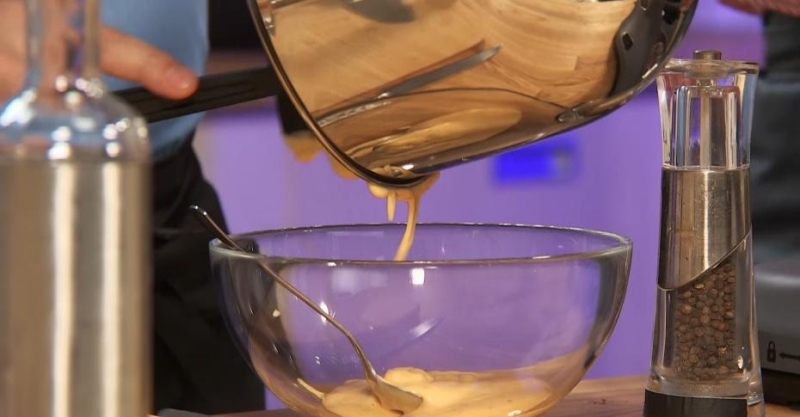 Бифштекс с жареным яйцом и салат