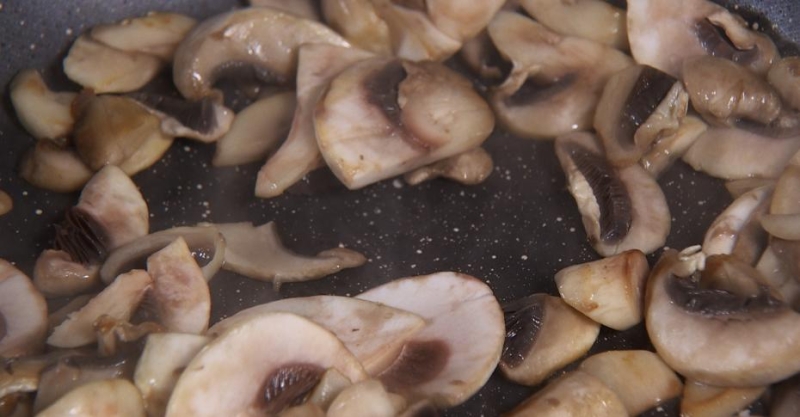 Салат с фасолью, грибами и овощами