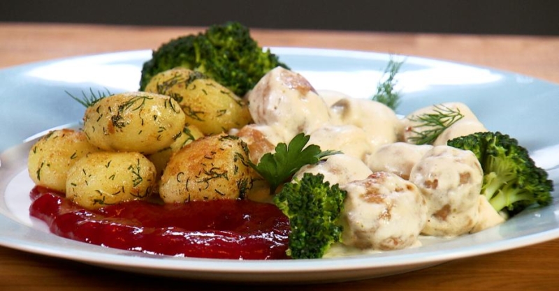 Фрикадельки с овощами со сливочным и брусничным соусами