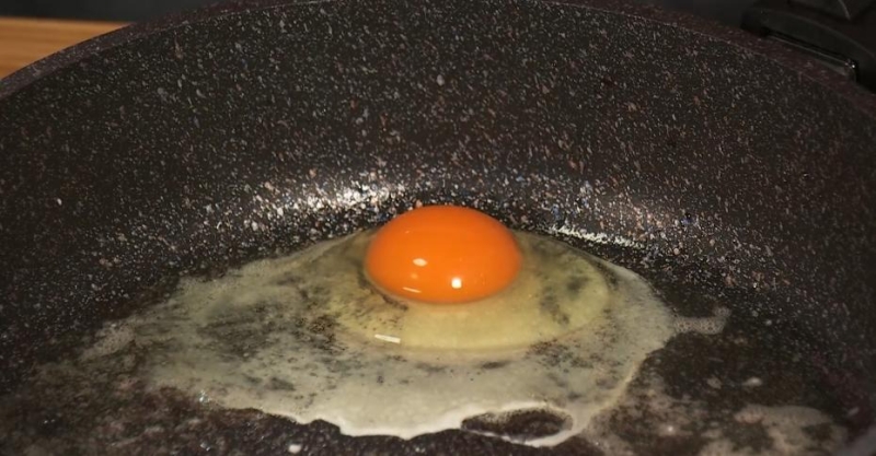 Бифштекс с жареным яйцом и салат