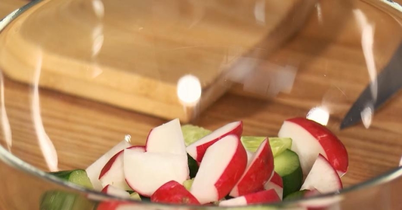 Бифштекс с жареным яйцом и салат