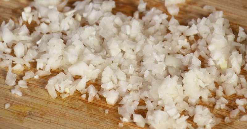 Фрикадельки с овощами со сливочным и брусничным соусами