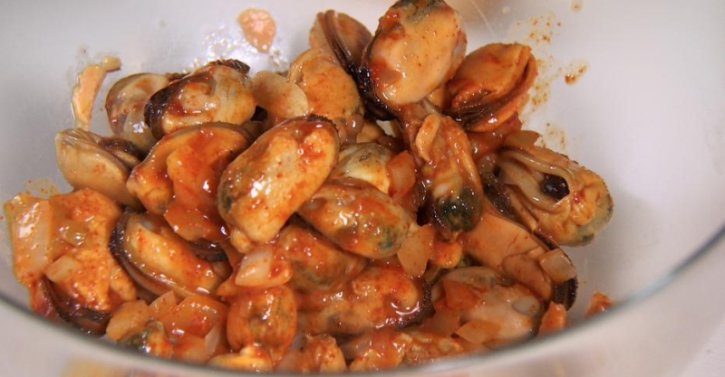 Салат с фасолью, мидиями и корейской морковью