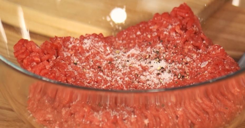 Бифштекс с жареным яйцом и салат