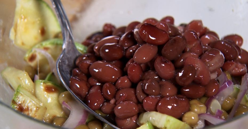 Салат с фасолью и кабачками